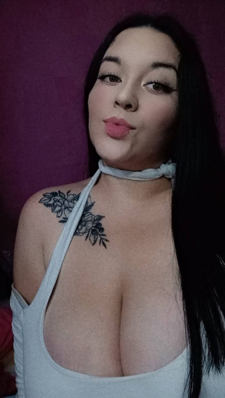 Vere Chichotas: Huge Tits Bouncing and Begging 7