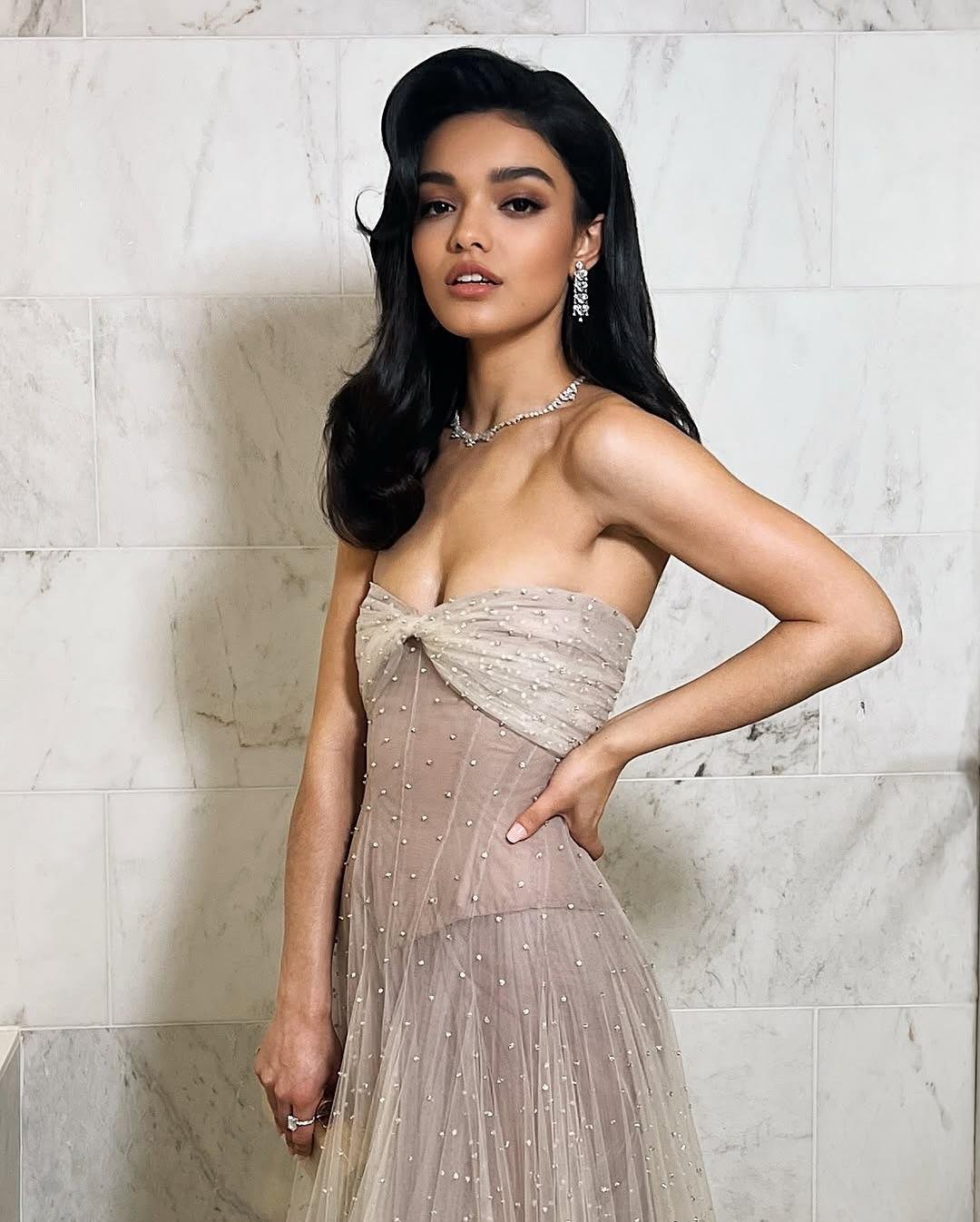 Oscars 2025: Rachel Zegler’s Tight Dress Begging for Hands 11