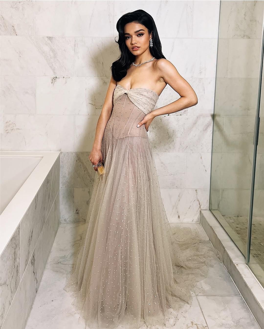 Oscars 2025: Rachel Zegler’s Tight Dress Begging for Hands 12