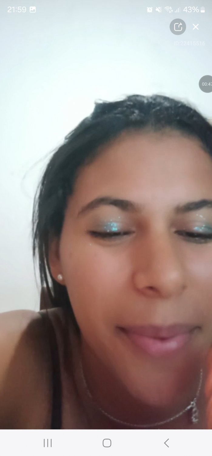 ラティーナ・キューティー・セルフィー・ショウイング・オフ・ハー・ウェット・ボディ 2