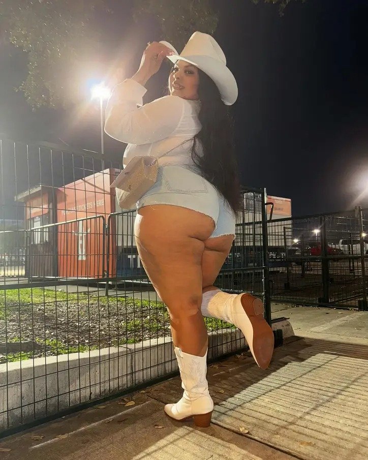 シック・ジューシー・BBWショウイング・オフ・ハー・カーブス・アンド・ハンガー 2