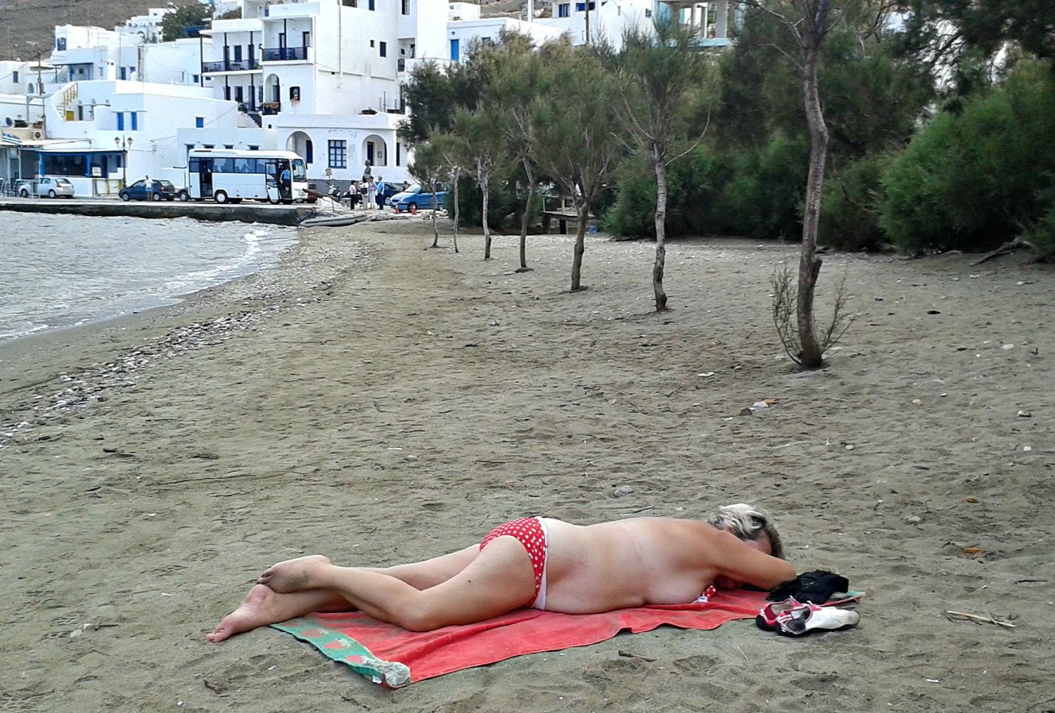 야외에서 뚱뚱하고 축 늘어진 두꺼운 성숙한 몸매가 미끄러졌습니다. 1