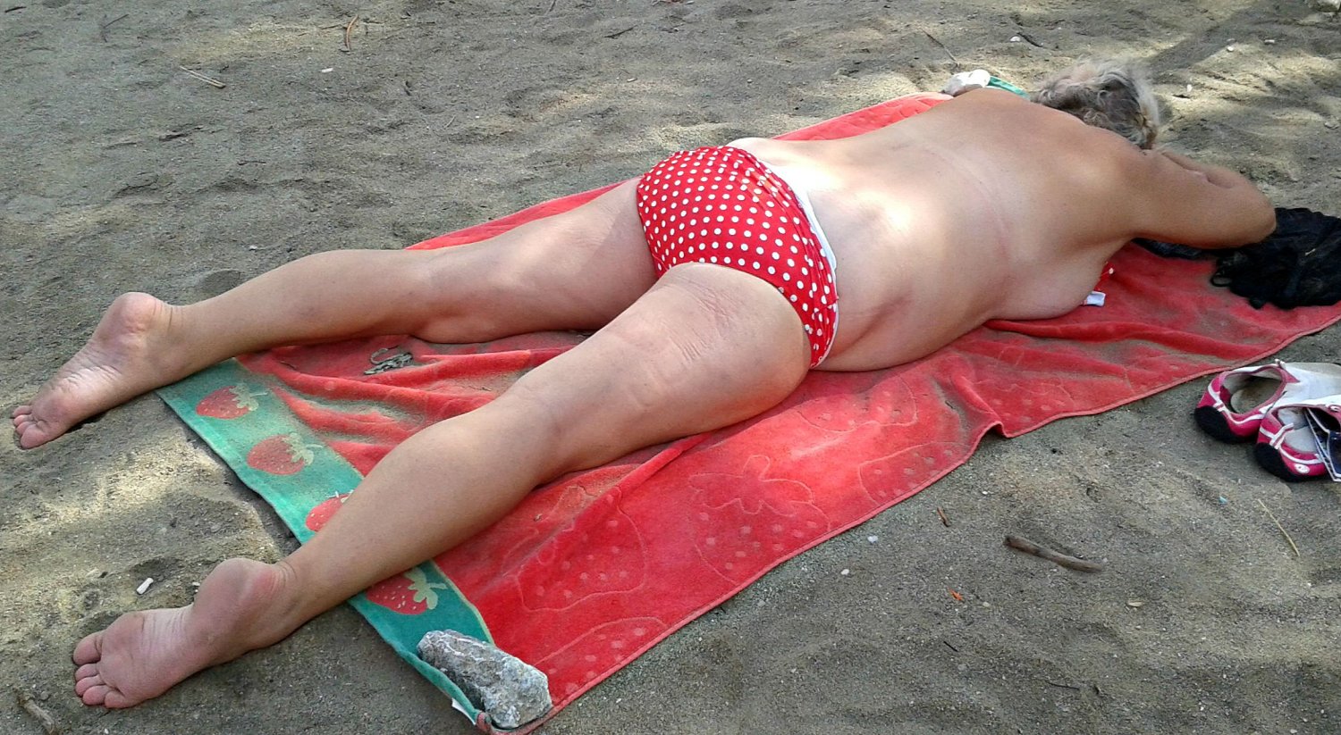 야외에서 뚱뚱하고 축 늘어진 두꺼운 성숙한 몸매가 미끄러졌습니다. 2