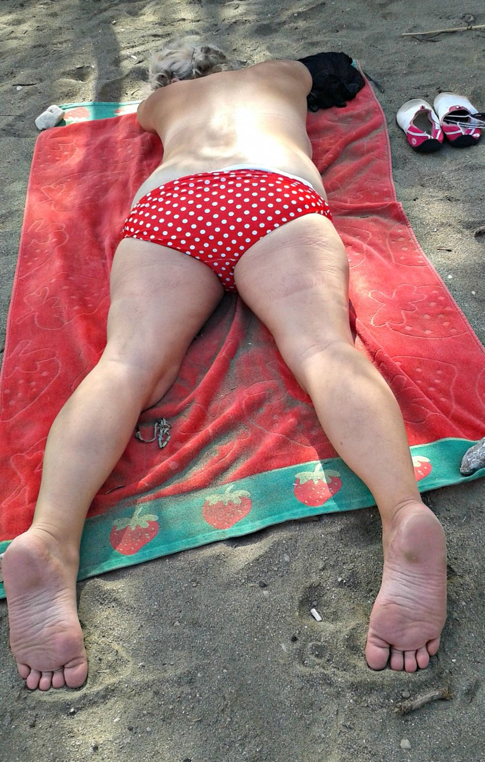 야외에서 뚱뚱하고 축 늘어진 두꺼운 성숙한 몸매가 미끄러졌습니다. 3