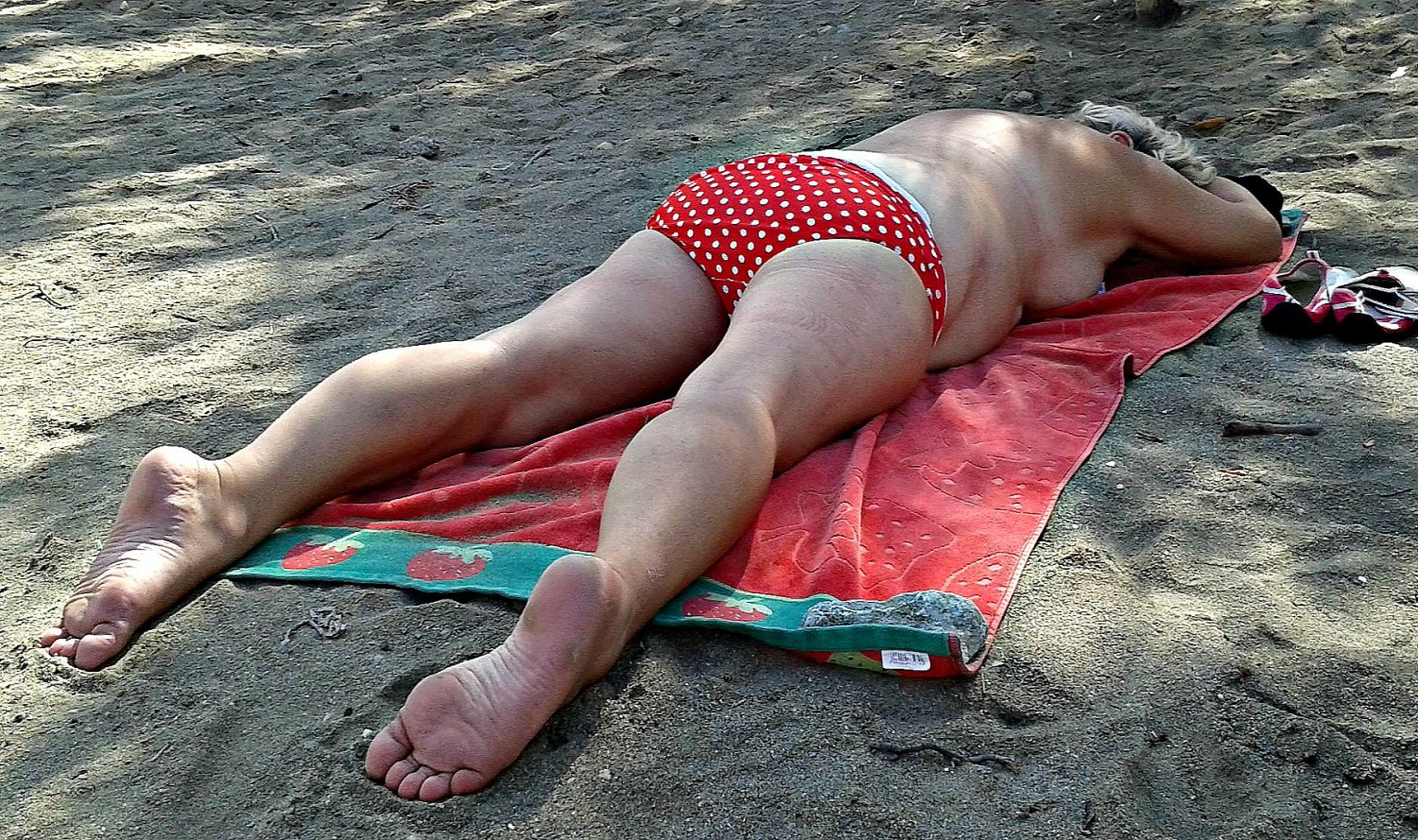 야외에서 뚱뚱하고 축 늘어진 두꺼운 성숙한 몸매가 미끄러졌습니다. 7