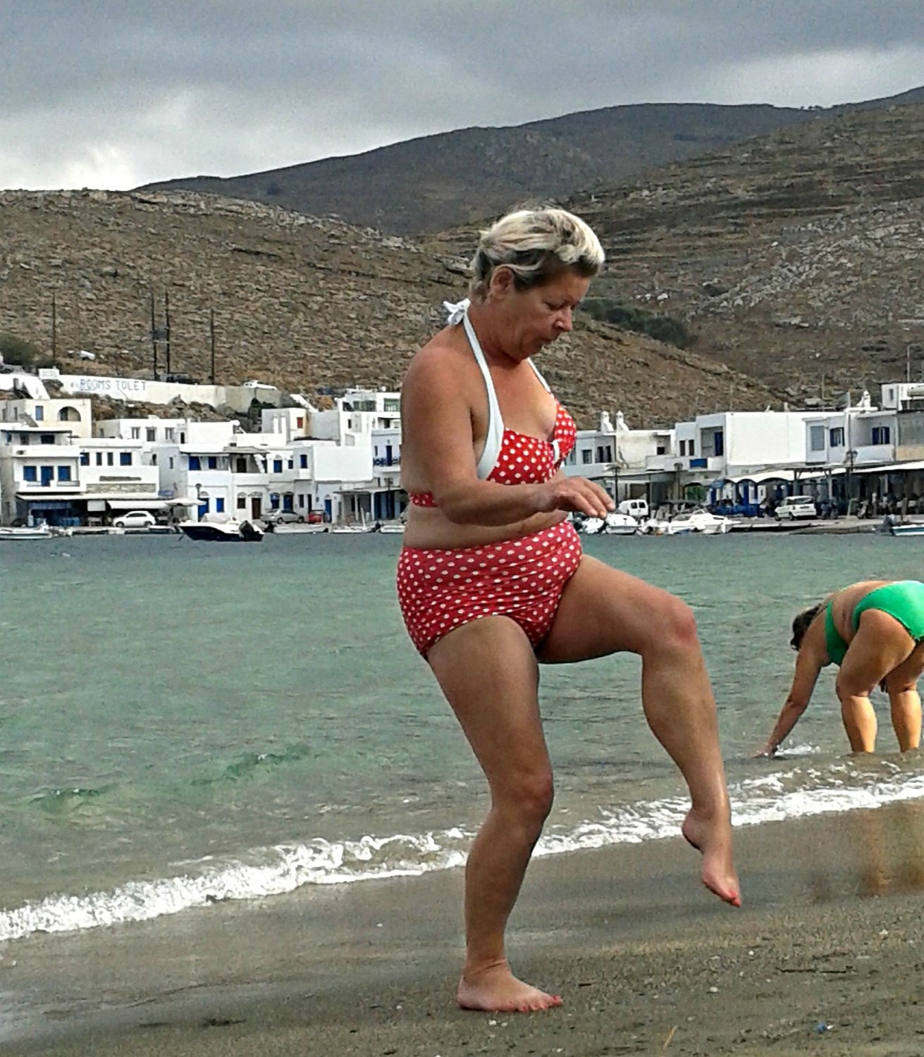 야외에서 뚱뚱하고 축 늘어진 두꺼운 성숙한 몸매가 미끄러졌습니다. 14