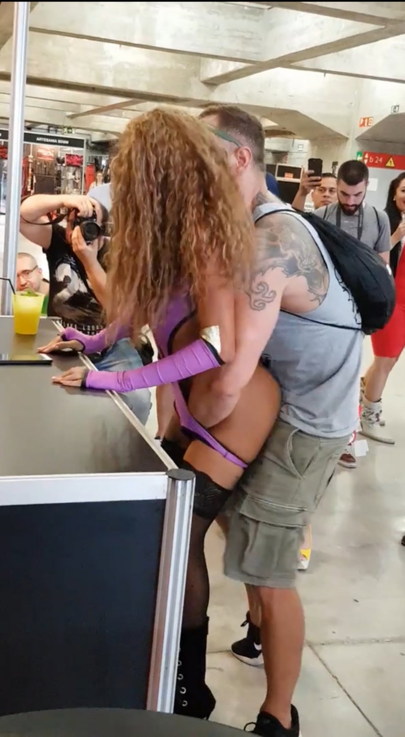 Ela é fodida ao ar livre, à frente das pessoas 2
