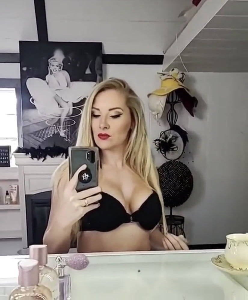 Ona sprawia, że twój penis jest sztywny jak patyk 😏😏 część druga 18