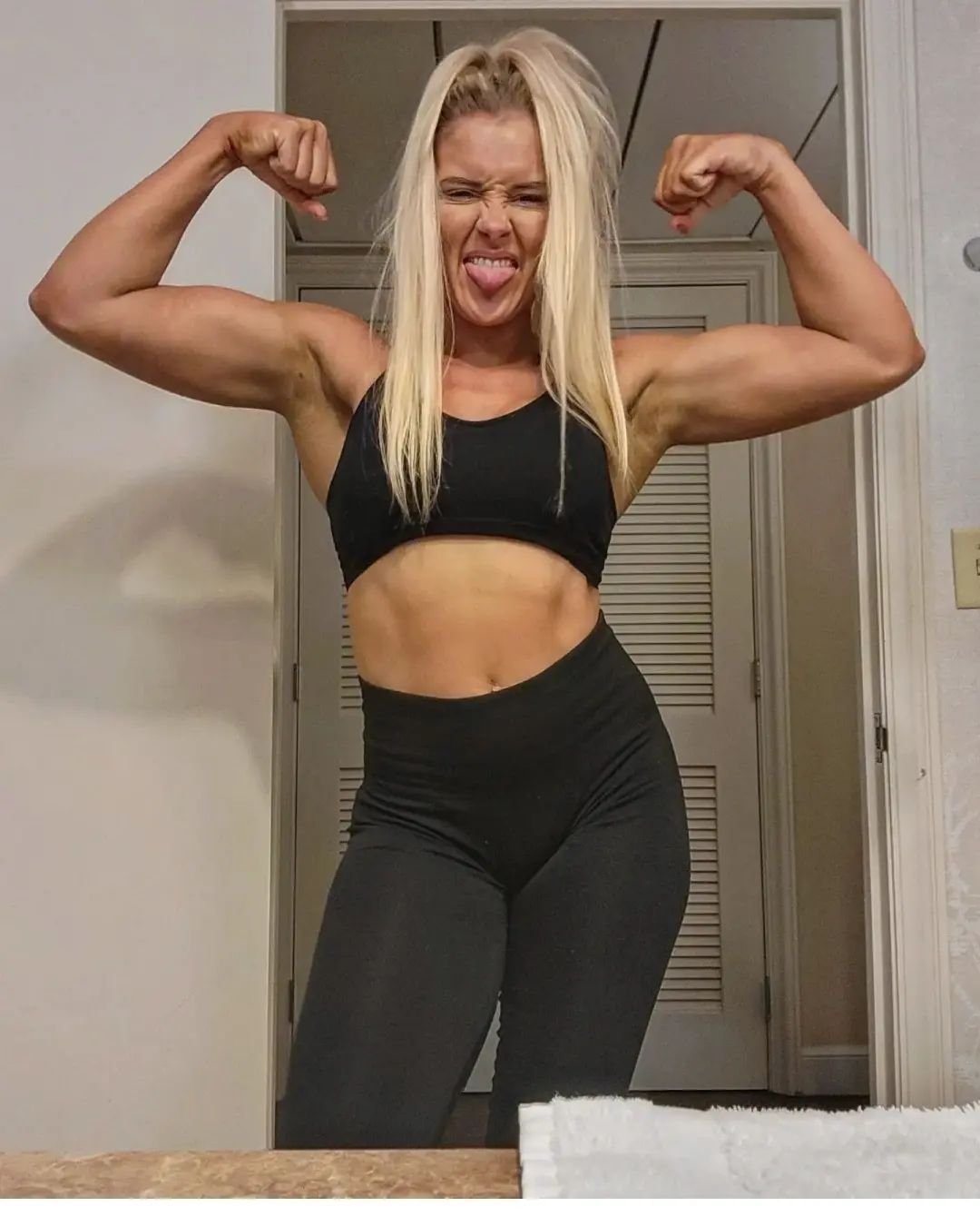 Ona sprawia, że twój penis jest sztywny jak patyk 😏😏 część druga 28