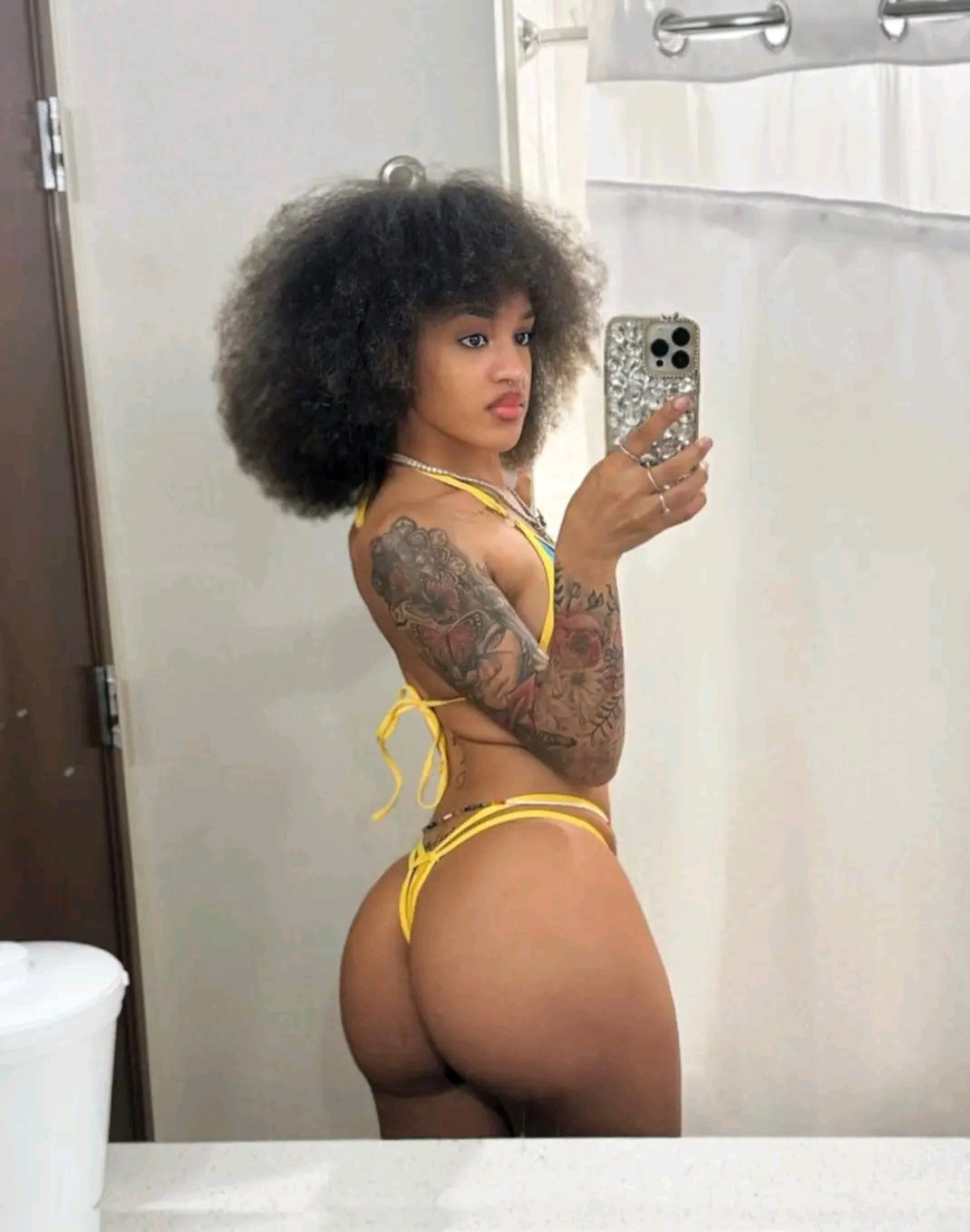 ボルト・17・エボニー・ビューティー・キャプチャード・イン・セルフィー 2