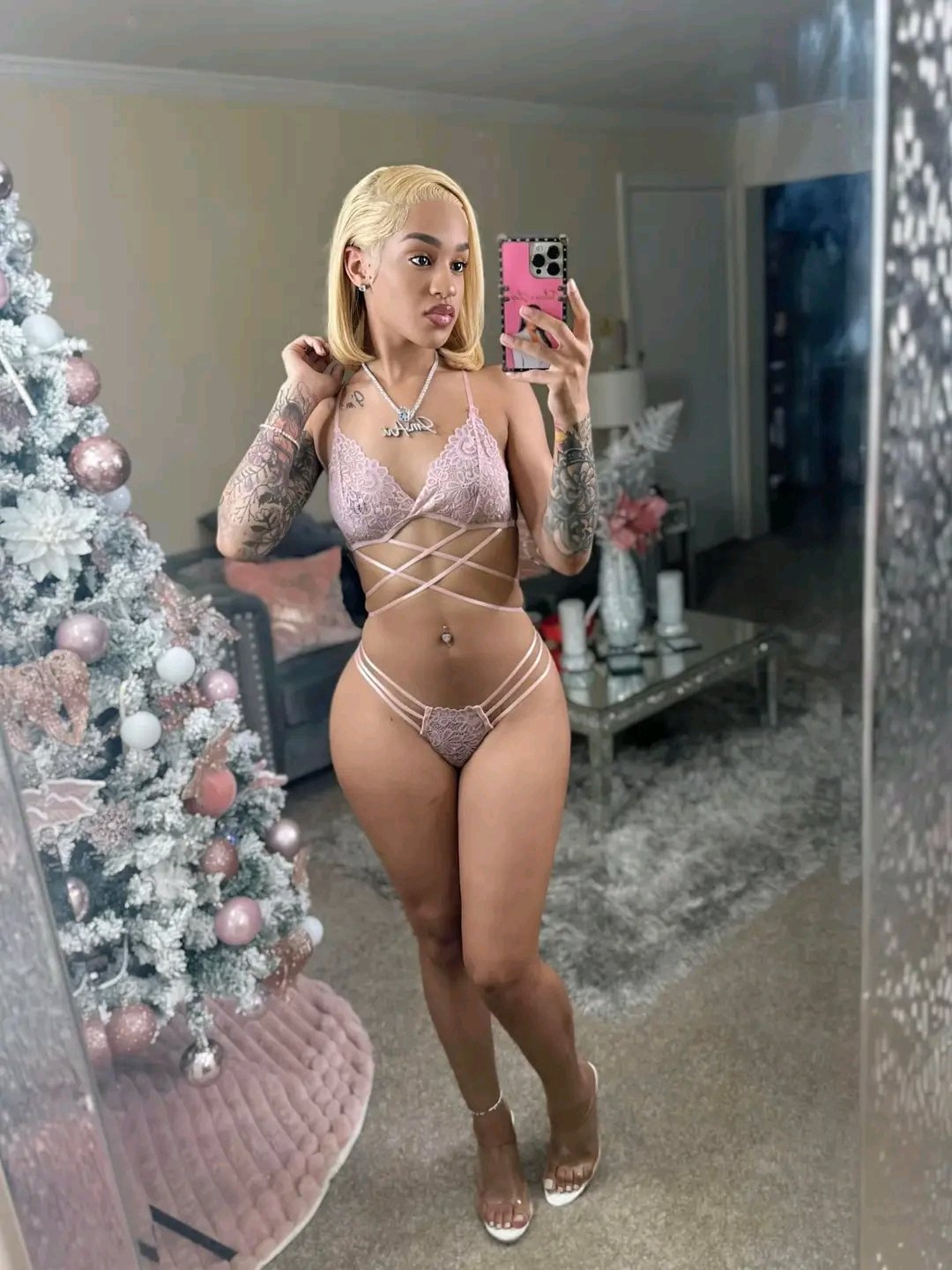 ボルト・17・エボニー・ビューティー・キャプチャード・イン・セルフィー 9