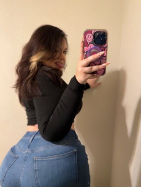 Gooner Bait Sarah Brady Shows Off Her Juicy Curves 2