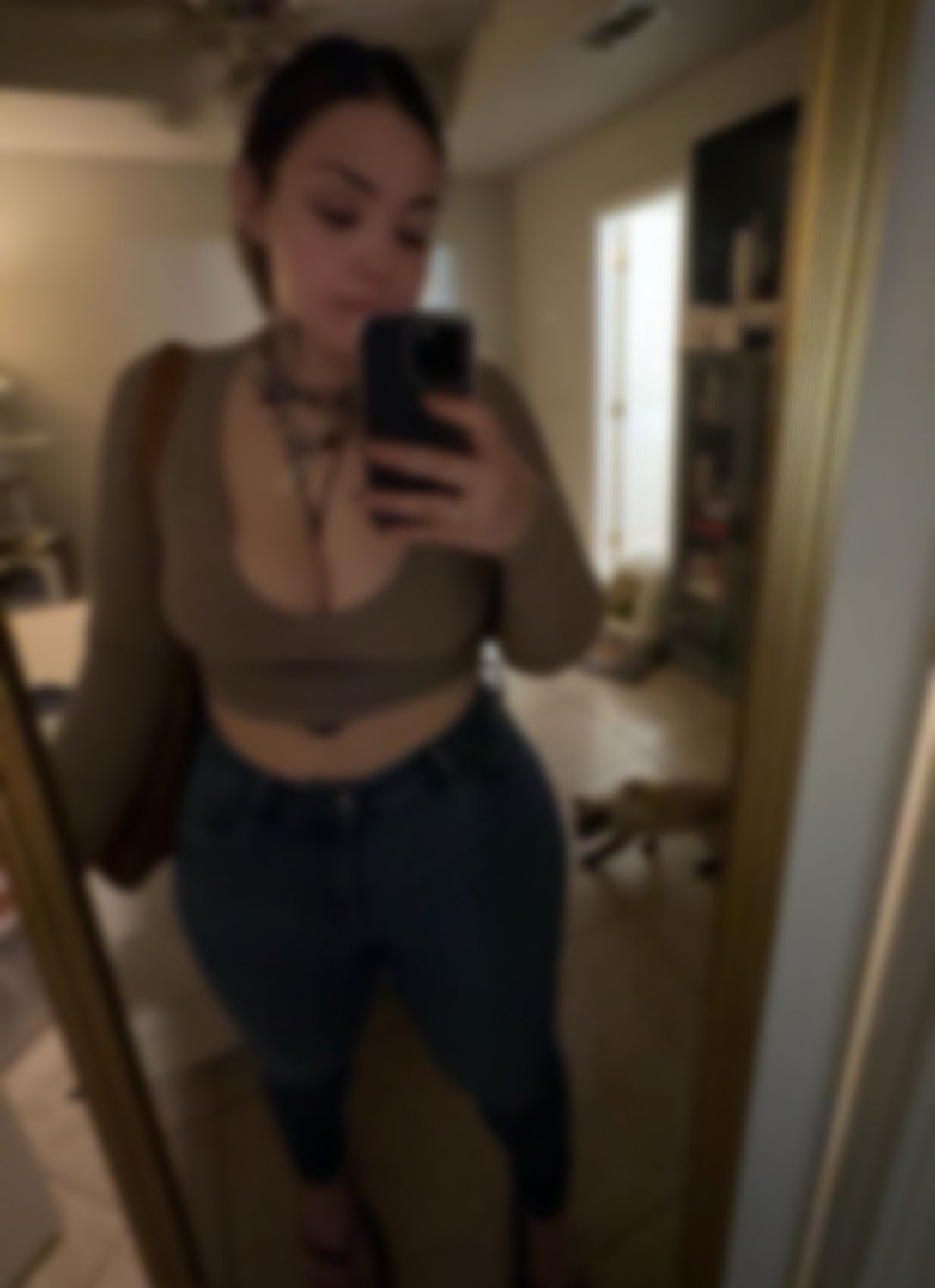 Gooner Bait Sarah Brady Shows Off Her Juicy Curves 13