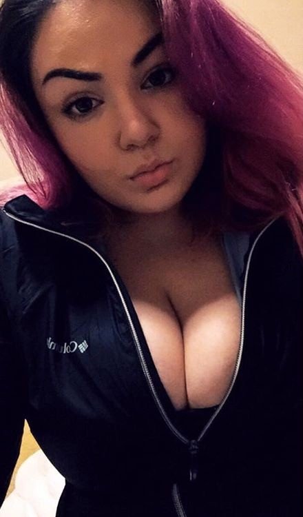 Gooner Bait Sarah Brady Shows Off Her Juicy Curves 22