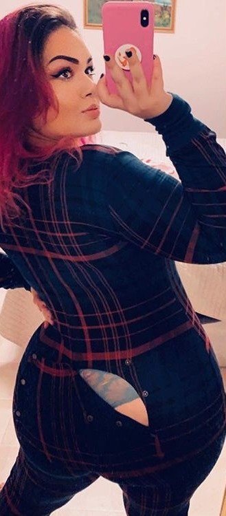 Gooner Bait Sarah Brady Shows Off Her Juicy Curves 23