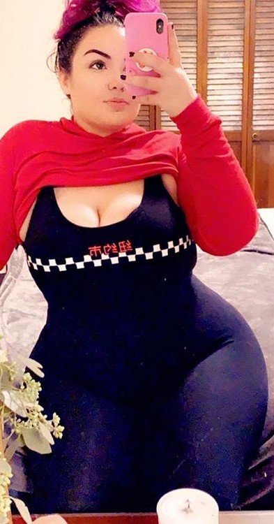 Gooner Bait Sarah Brady Shows Off Her Juicy Curves 30