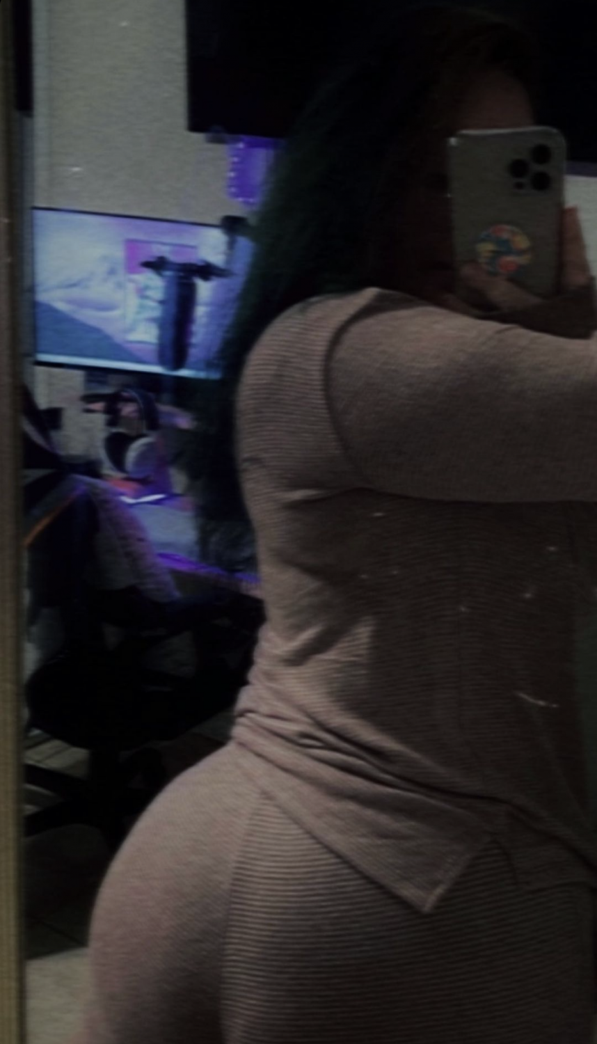 Gooner Bait Sarah Brady Shows Off Her Juicy Curves 34