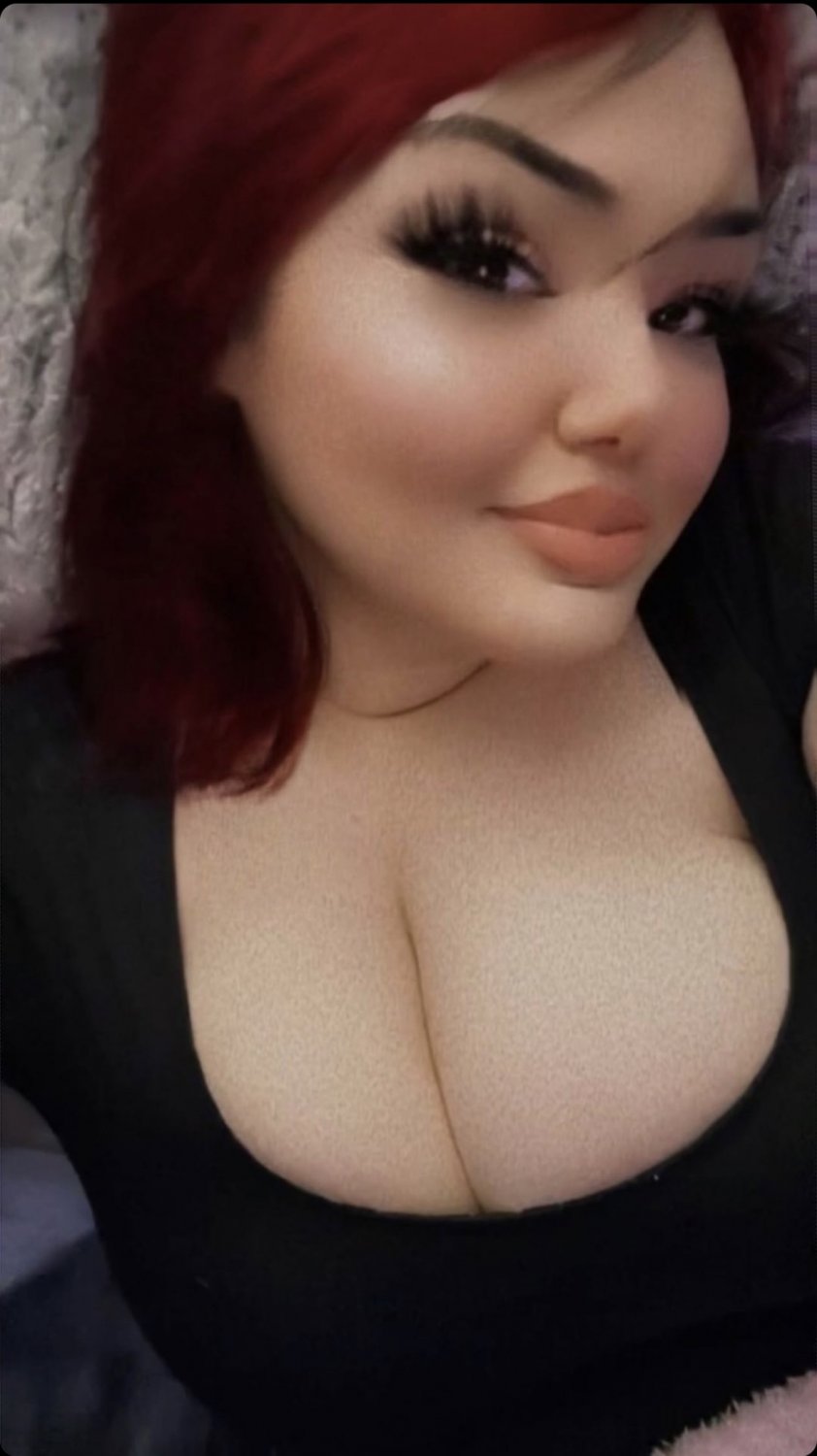 Gooner Bait Sarah Brady Shows Off Her Juicy Curves 36