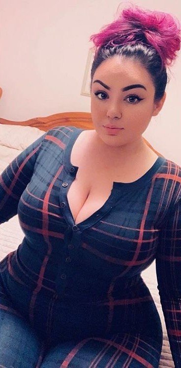 Gooner Bait Sarah Brady Shows Off Her Juicy Curves 38