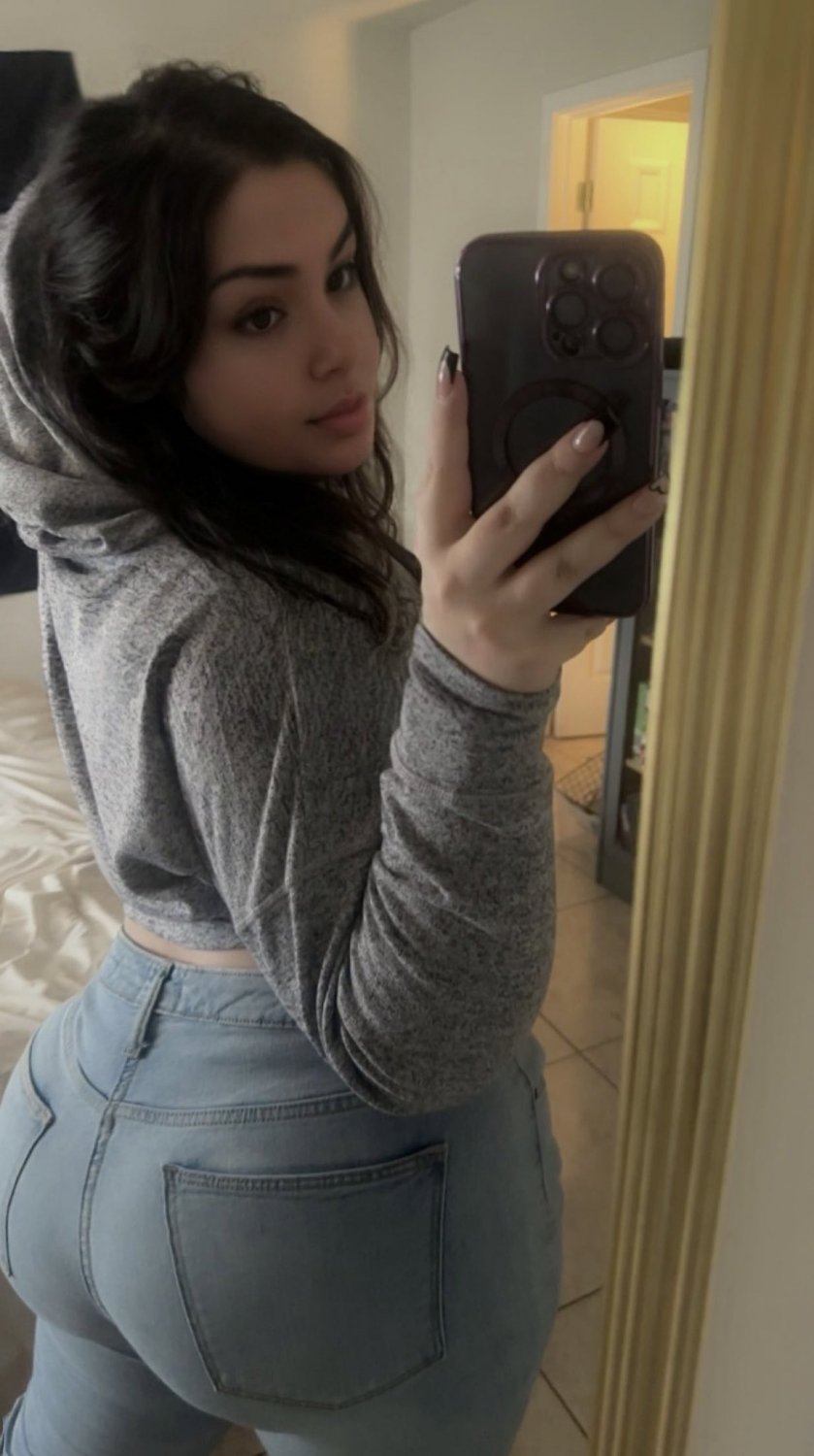 Gooner Bait Sarah Brady Shows Off Her Juicy Curves 54