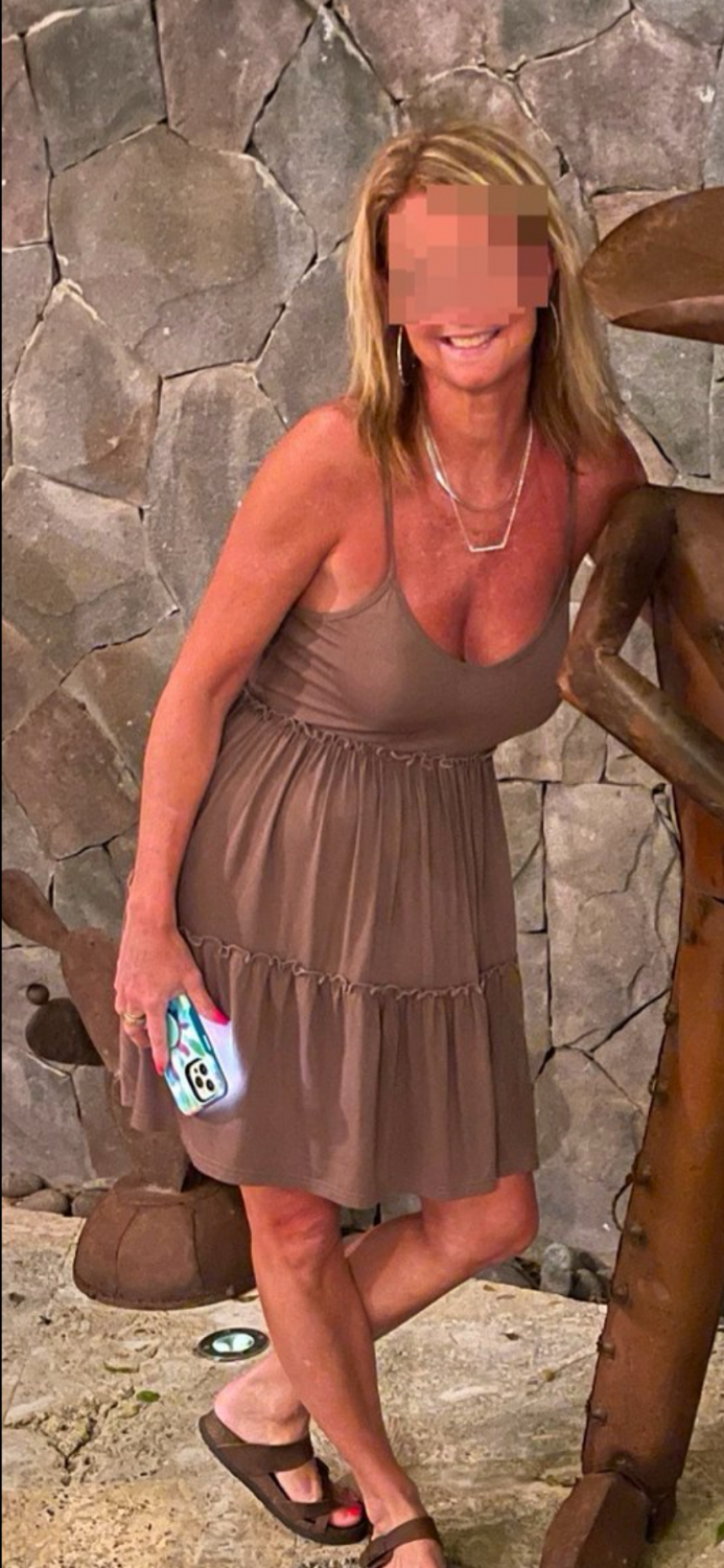 ブロンド・ミルフ・リア・ショウズ・オフ・ハー・ジューシー・ビキニ・カーブス 9