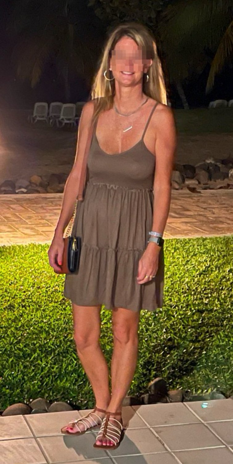 ブロンド・ミルフ・リア・ショウズ・オフ・ハー・ジューシー・ビキニ・カーブス 12