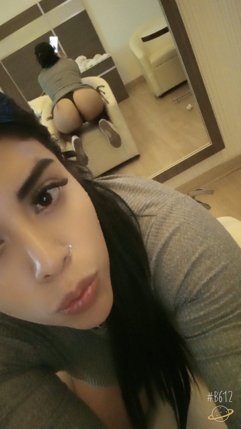 Latina Beauty Dannnia Snaps Her Juicy Curves 2