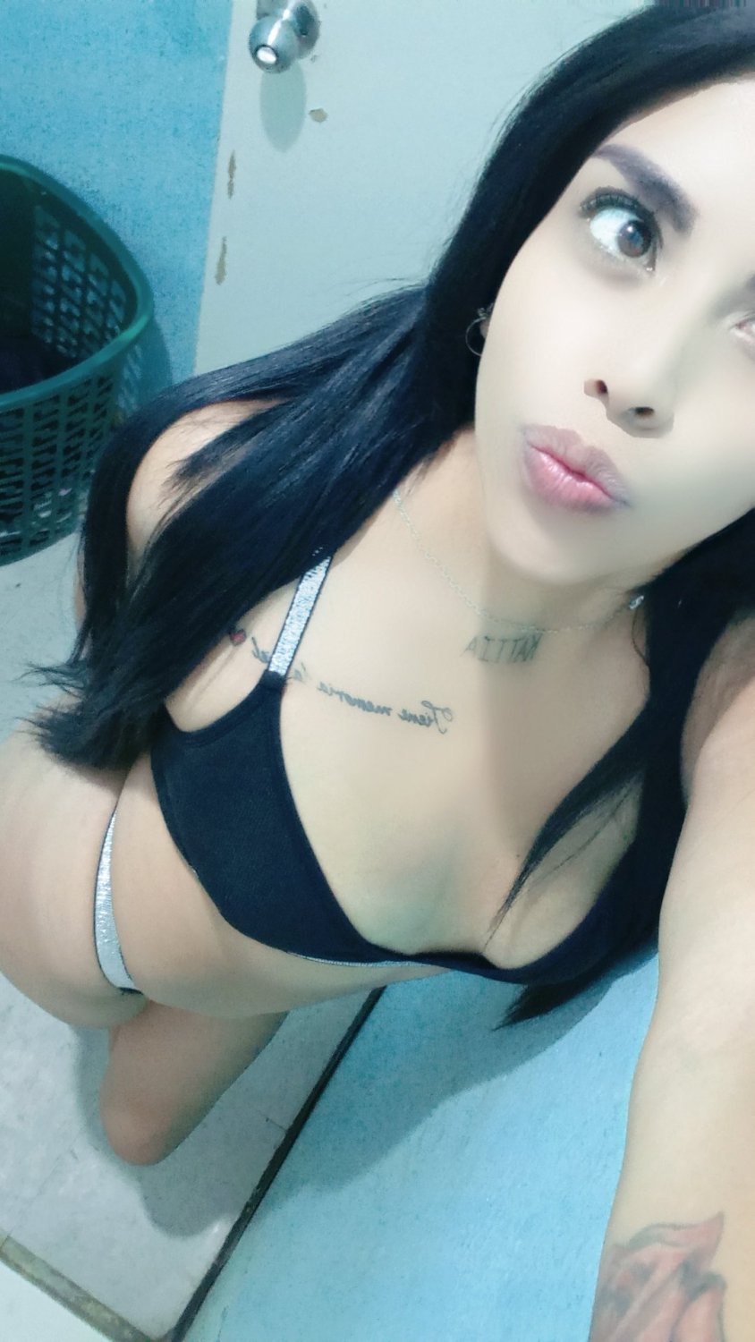 Latina Beauty Dannnia Snaps Her Juicy Curves 8