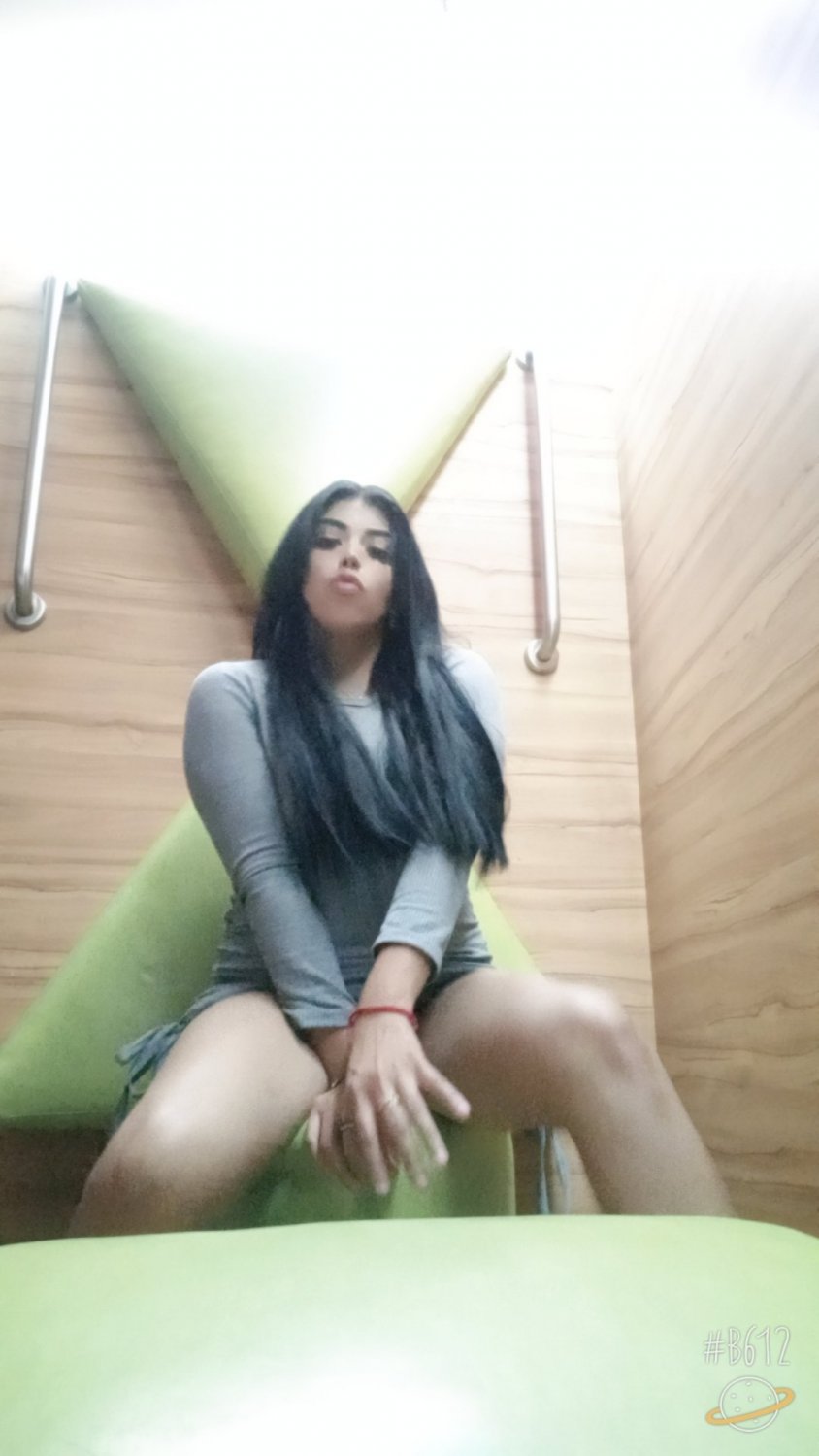 Latina Beauty Dannnia Snaps Her Juicy Curves 12