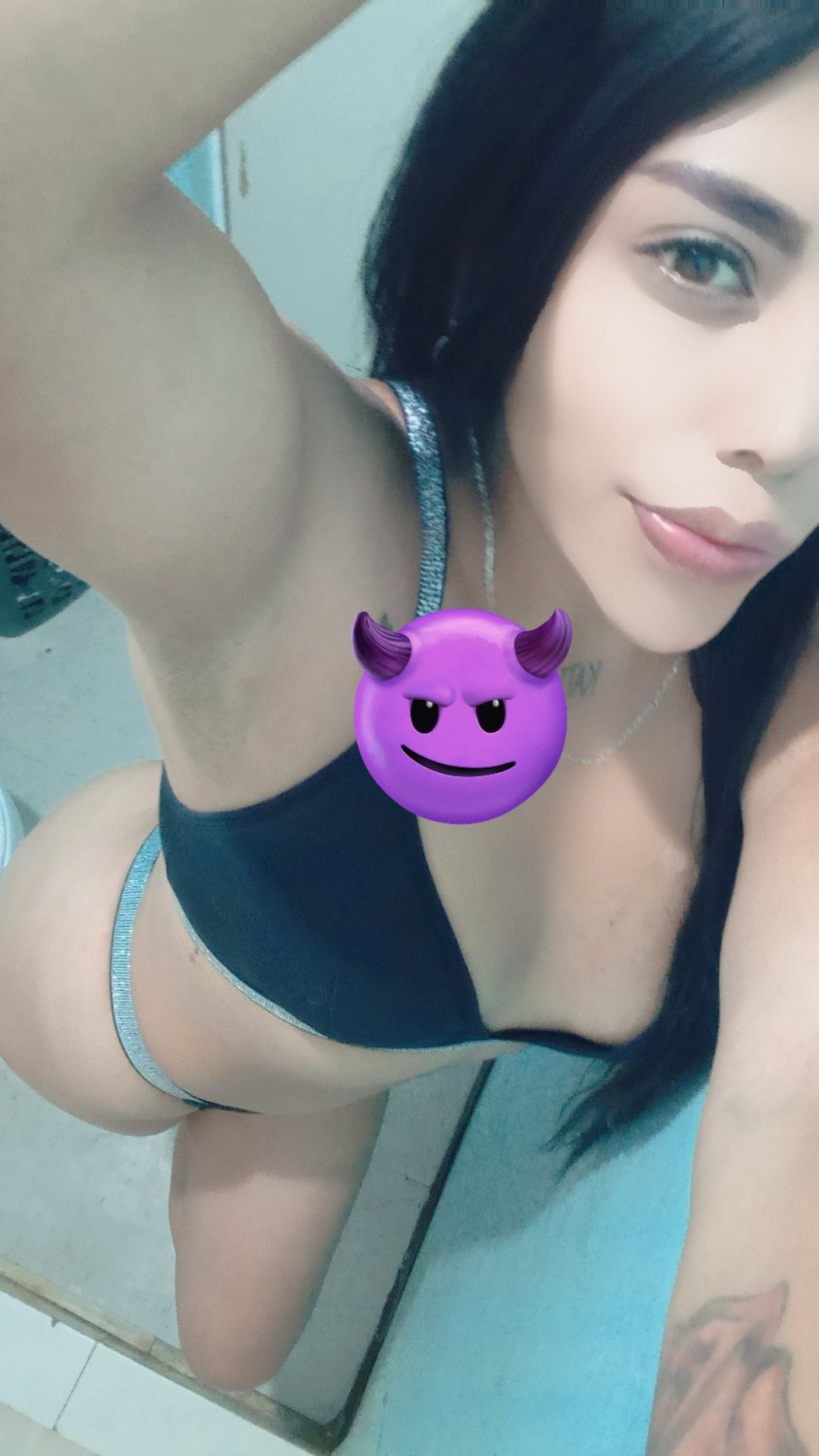 Latina Beauty Dannnia Snaps Her Juicy Curves 13