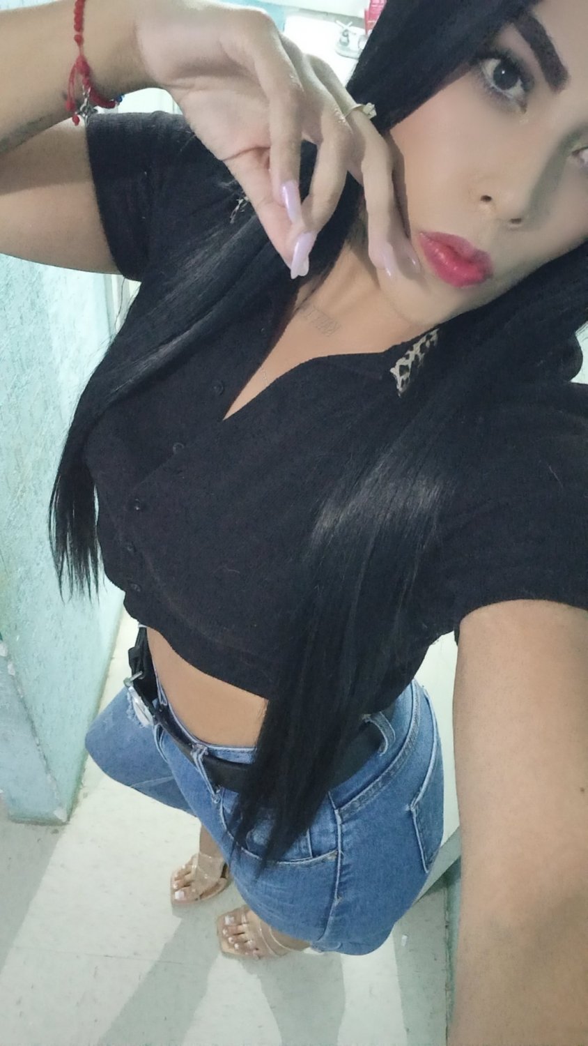 Latina Beauty Dannnia Snaps Her Juicy Curves 14