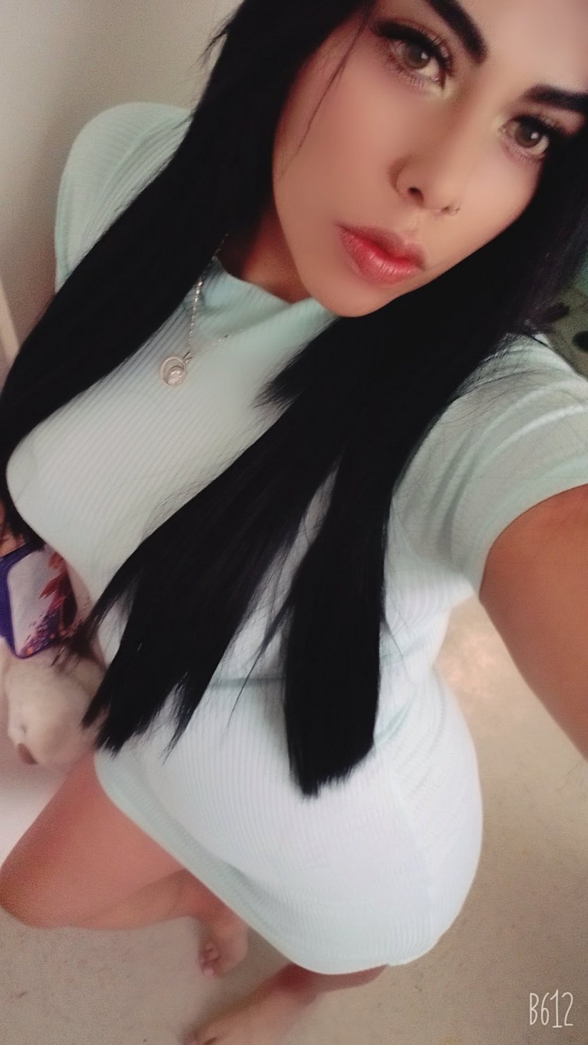 Latina Beauty Dannnia Snaps Her Juicy Curves 22