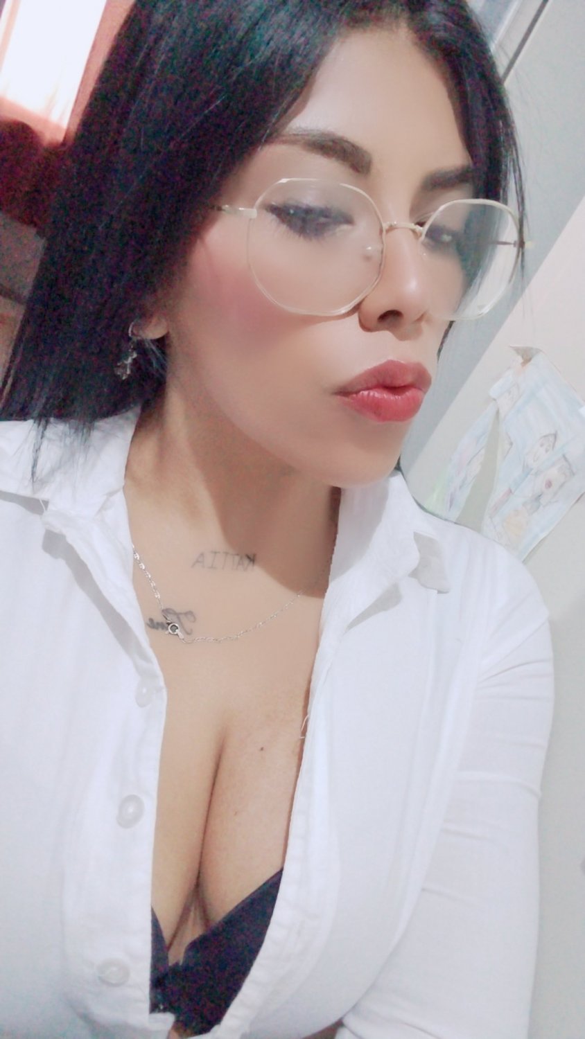 Latina Beauty Dannnia Snaps Her Juicy Curves 30