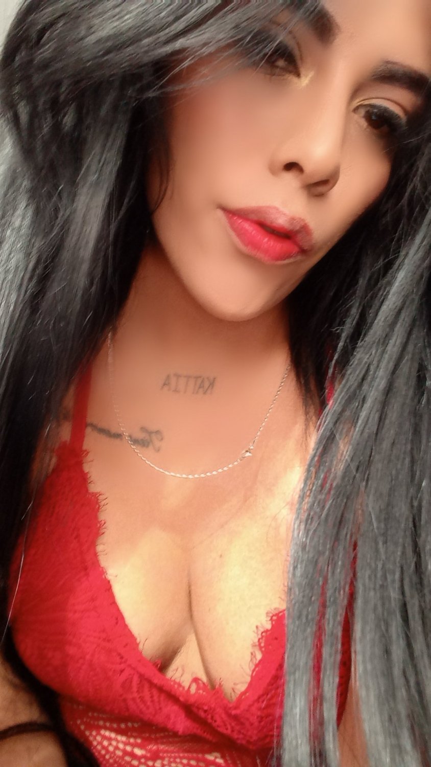 Latina Beauty Dannnia Snaps Her Juicy Curves 31