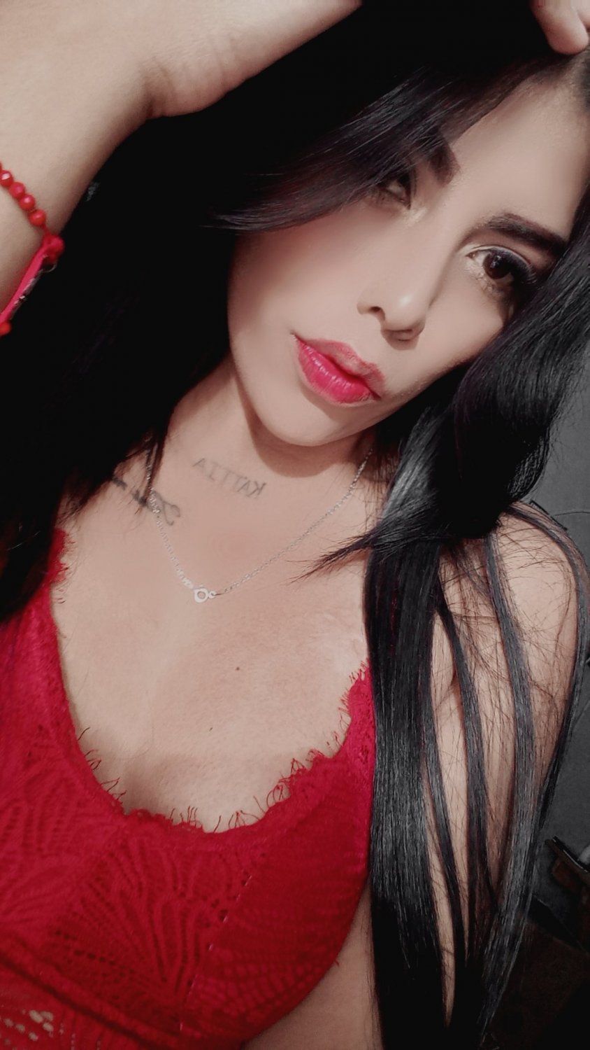 Latina Beauty Dannnia Snaps Her Juicy Curves 34