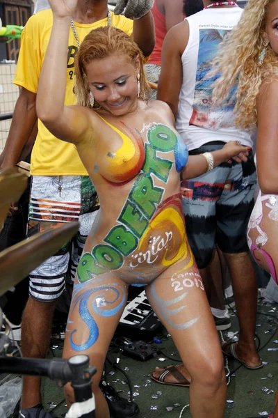 mujeres anónimas y famosas desnudas en el carnaval 9
