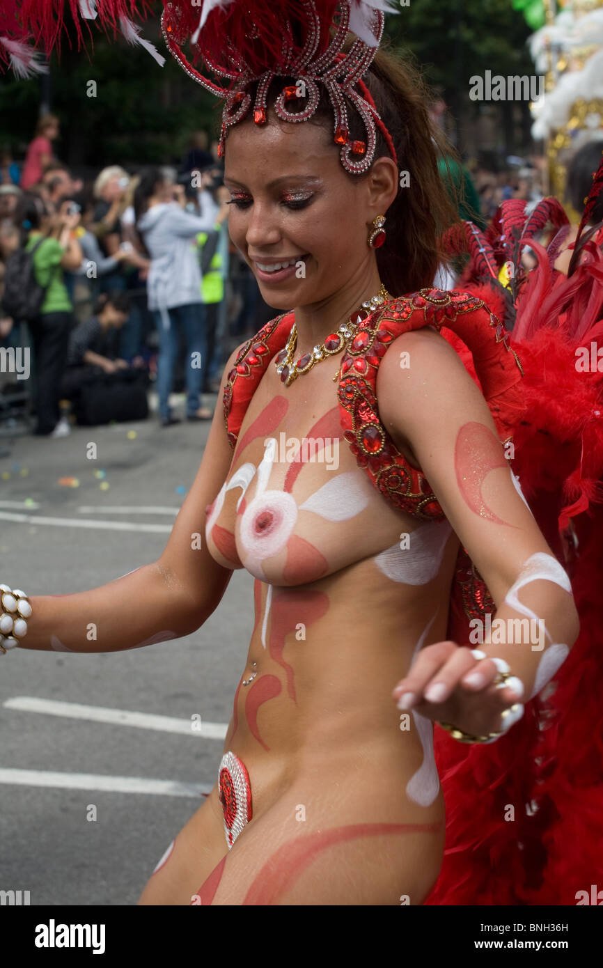 mujeres anónimas y famosas desnudas en el carnaval 10