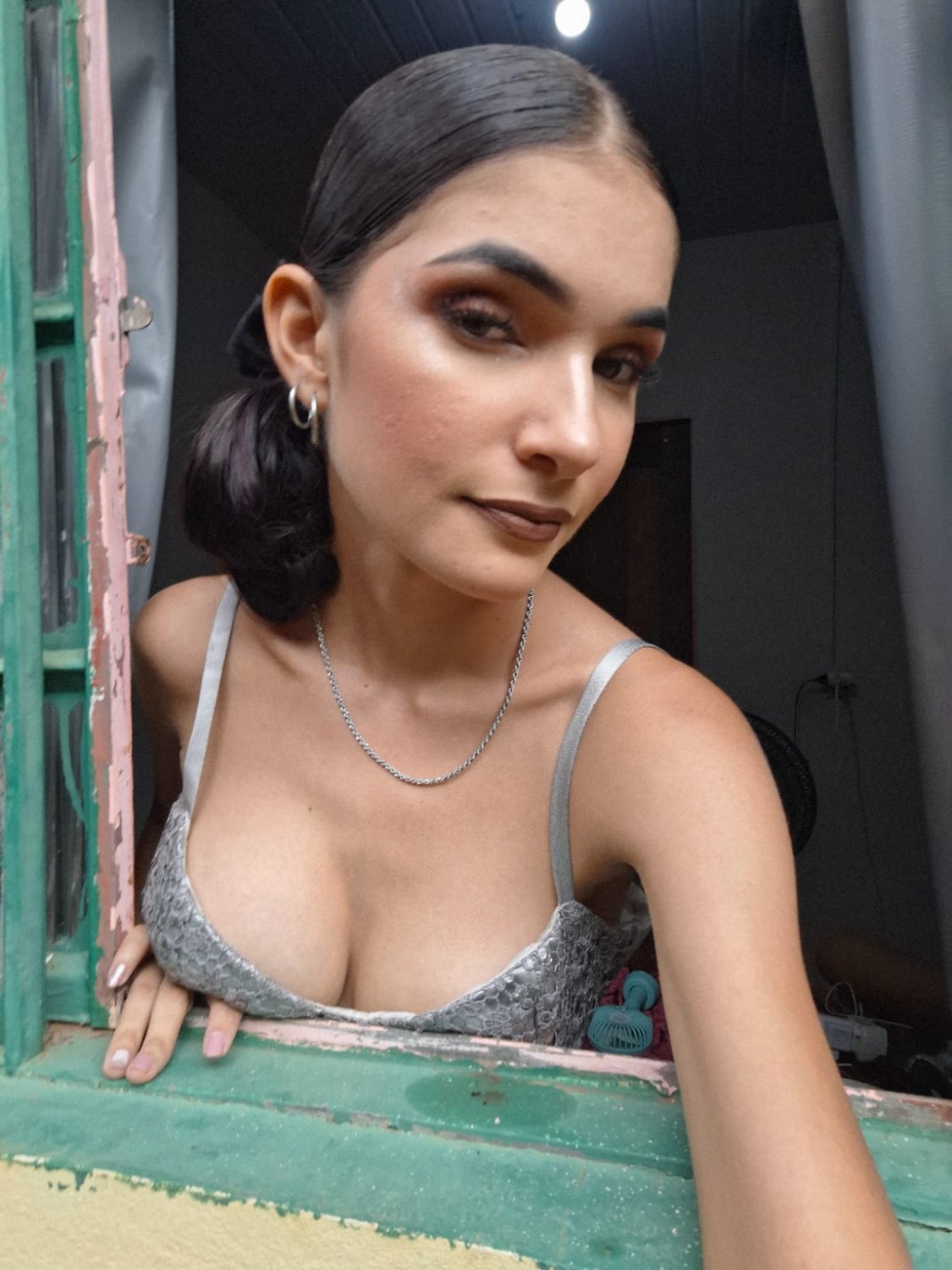 Busty Dudinha Shows Off Her Juicy Curves 1