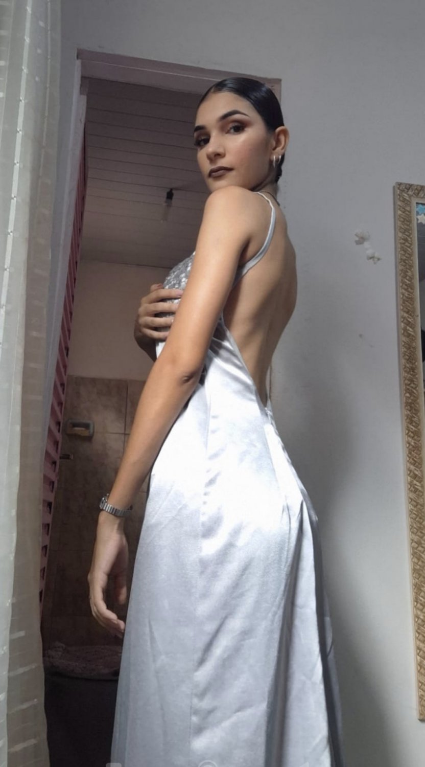 Busty Dudinha Shows Off Her Juicy Curves 5