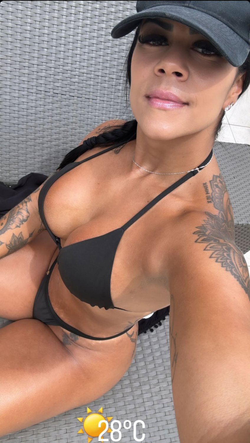 カービー・キャバラ・ゴッデス・ストライクス・ア・サルトリー・セルフィー 1