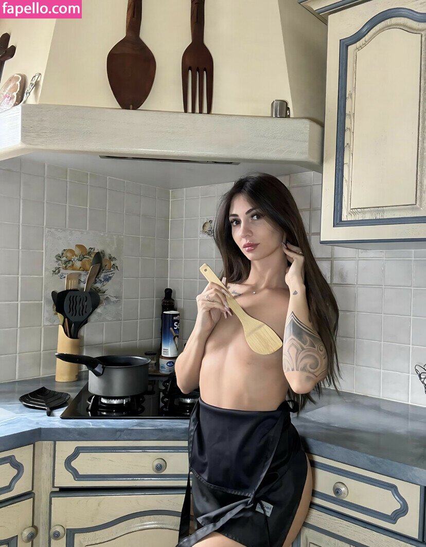 ブルネット・ボムシェル・メイド・トゥ・テンプト 17