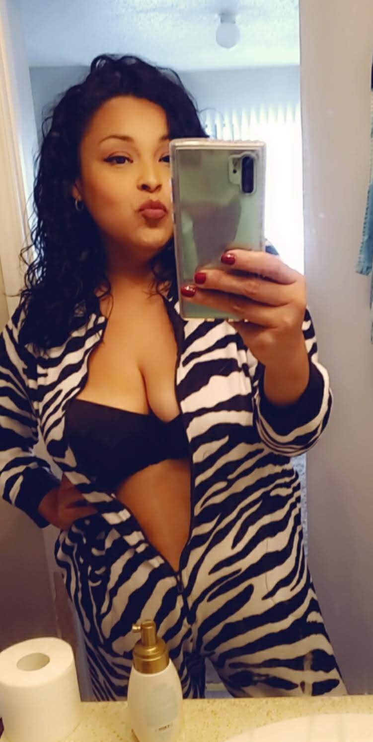 ミルフ・コート・テイキング・ノーティー・シャワー・セルフィーズ 2