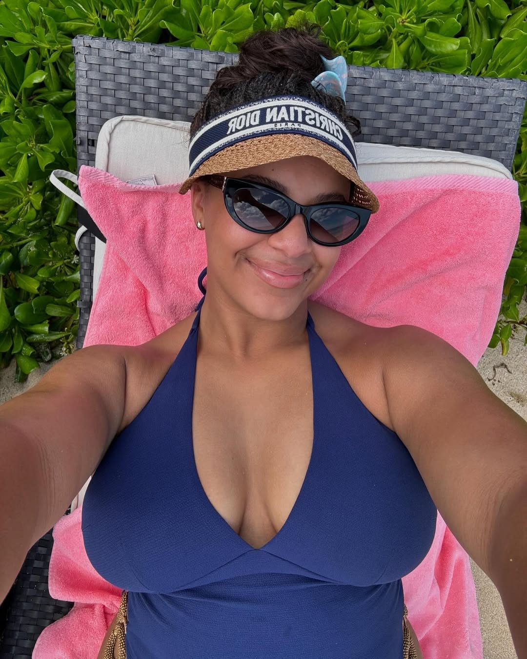 エボニー・ビューティー・ニア・スー・フラウンツ・ハー・ビキニ・ボディ・ウィズ・スウィート・サマー・バイブス 1