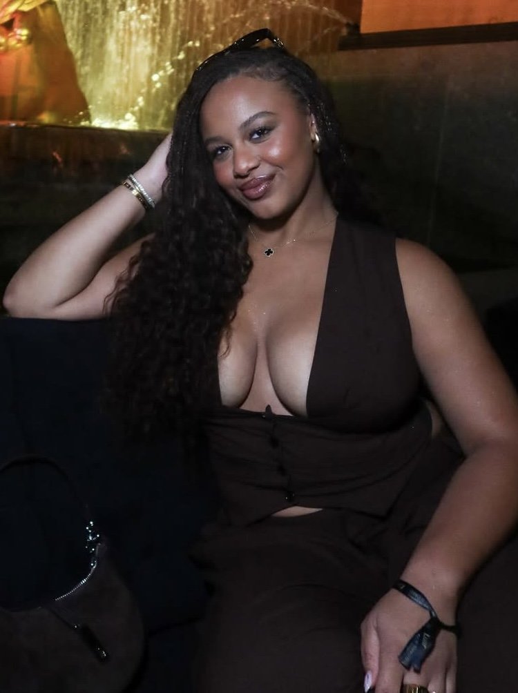 エボニー・ビューティー・ニア・スー・フラウンツ・ハー・ビキニ・ボディ・ウィズ・スウィート・サマー・バイブス 2