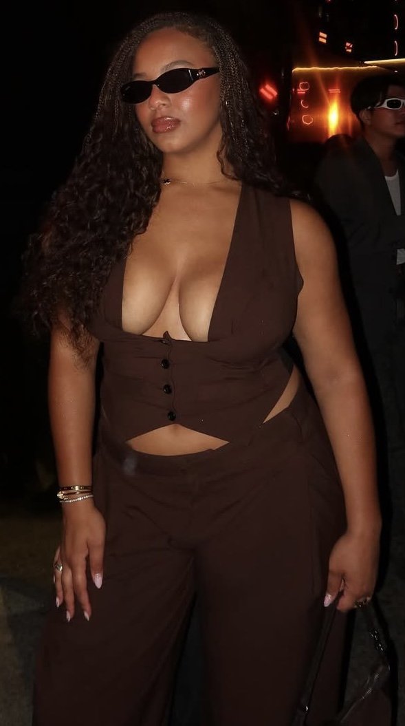 エボニー・ビューティー・ニア・スー・フラウンツ・ハー・ビキニ・ボディ・ウィズ・スウィート・サマー・バイブス 3