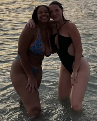 エボニー・ビューティー・ニア・スー・フラウンツ・ハー・ビキニ・ボディ・ウィズ・スウィート・サマー・バイブス 5