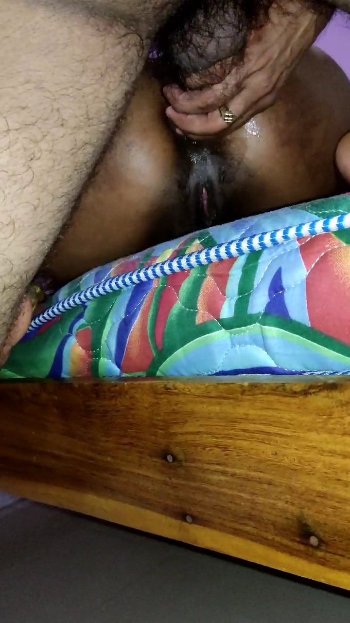 Sri lankische Frau fickt mit den Freunden ihres Mannes 12