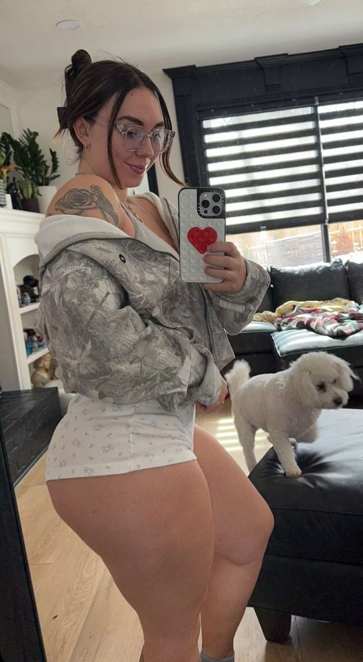 Selfie Queen Abby 196 Teases With Every Naughty Glance 2