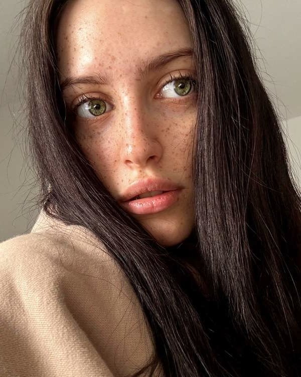 25-0096 - Prostituta dal volto lentigginoso 4