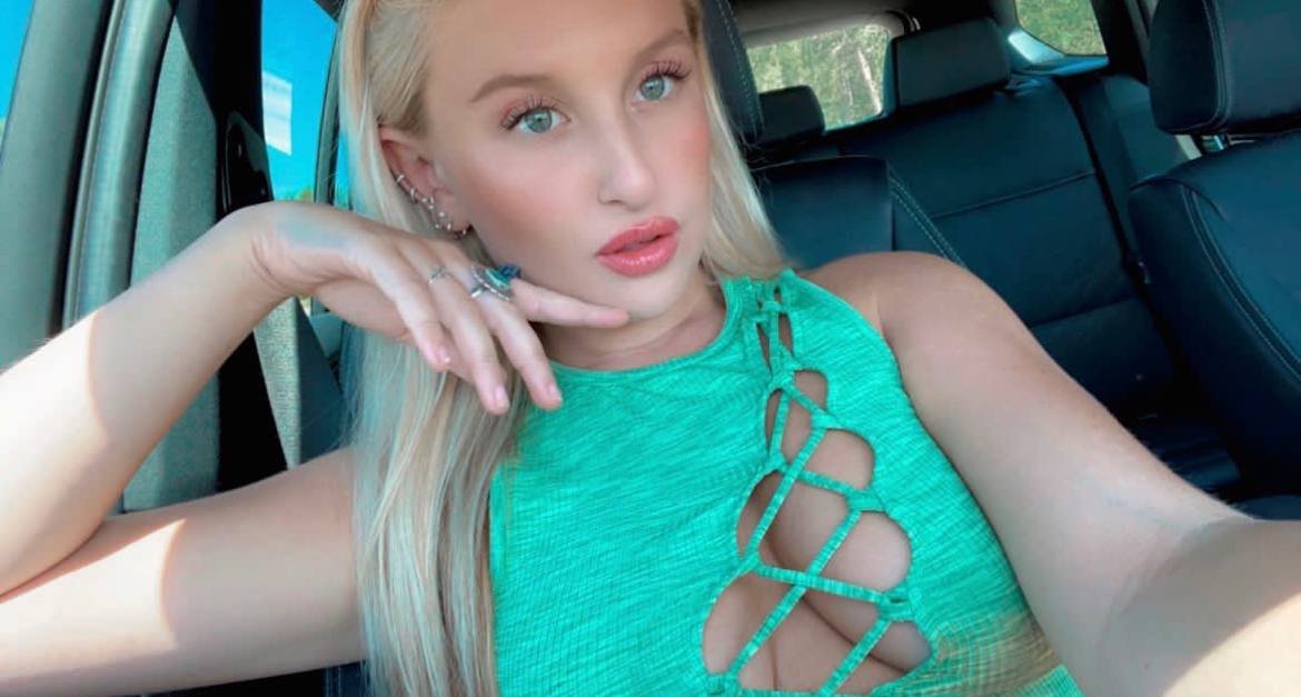 Linda adolescente loira e doce Rachel 9